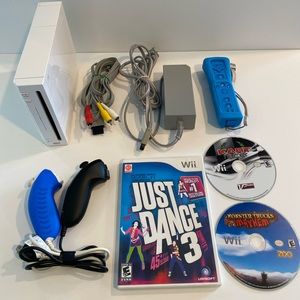 Nintendo Wii Video Game System 1 Controller 2 Nunchucks 3 Game Bundle Tested